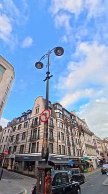 İngiltere 'nin başkenti Londra' nın merkezindeki caddelerde şehir gezintisi. 20 Ocak 2026, Soğuk ve kısmen Bulutlu ve kısmen güneşli bir günde Araba Bağlı Kamera Dikey Görüntüsü Yakalandı.