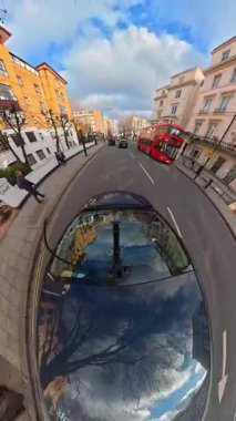 İngiltere 'nin başkenti Londra' nın merkezindeki caddelerde şehir gezintisi. 20 Ocak 2026, Soğuk ve kısmen Bulutlu ve kısmen güneşli bir günde Araba Bağlı Kamera Dikey Görüntüsü Yakalandı.