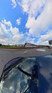 İngiltere 'nin başkenti Londra' nın merkezindeki caddelerde şehir gezintisi. 20 Ocak 2026, Soğuk ve kısmen Bulutlu ve kısmen güneşli bir günde Araba Bağlı Kamera Dikey Görüntüsü Yakalandı.