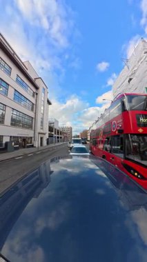 İngiltere 'nin başkenti Londra' nın merkezindeki caddelerde şehir gezintisi. 20 Ocak 2026, Soğuk ve kısmen Bulutlu ve kısmen güneşli bir günde Araba Bağlı Kamera Dikey Görüntüsü Yakalandı.