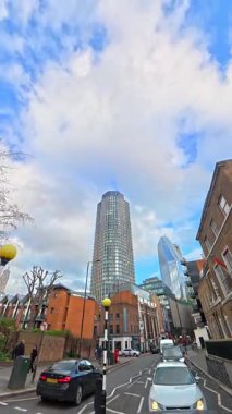 İngiltere 'nin başkenti Londra' nın merkezindeki caddelerde şehir gezintisi. 20 Ocak 2026, Soğuk ve kısmen Bulutlu ve kısmen güneşli bir günde Araba Bağlı Kamera Dikey Görüntüsü Yakalandı.