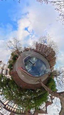 İngiltere 'nin başkenti Londra' nın merkezindeki caddelerde şehir gezintisi. 20 Ocak 2026, Soğuk ve kısmen Bulutlu ve kısmen güneşli bir günde Araba Bağlı Kamera Dikey Görüntüsü Yakalandı.