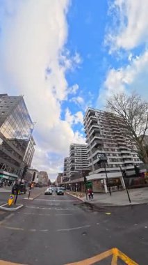 İngiltere 'nin başkenti Londra' nın merkezindeki caddelerde şehir gezintisi. 20 Ocak 2026, Soğuk ve kısmen Bulutlu ve kısmen güneşli bir günde Araba Bağlı Kamera Dikey Görüntüsü Yakalandı.