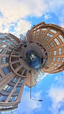 İngiltere 'nin başkenti Londra' nın merkezindeki caddelerde şehir gezintisi. 20 Ocak 2026, Soğuk ve kısmen Bulutlu ve kısmen güneşli bir günde Araba Bağlı Kamera Dikey Görüntüsü Yakalandı.