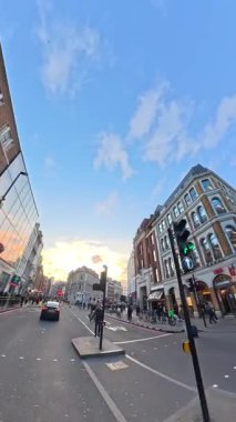 İngiltere 'nin başkenti Londra' nın merkezindeki caddelerde şehir gezintisi. 20 Ocak 2026, Soğuk ve kısmen Bulutlu ve kısmen güneşli bir günde Araba Bağlı Kamera Dikey Görüntüsü Yakalandı.