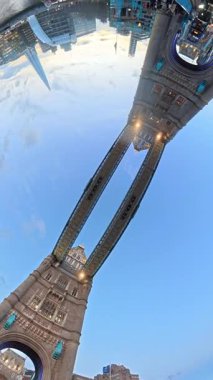 İngiltere 'nin başkenti Londra' nın merkezindeki caddelerde şehir gezintisi. 20 Ocak 2026, Soğuk ve kısmen Bulutlu ve kısmen güneşli bir günde Araba Bağlı Kamera Dikey Görüntüsü Yakalandı.