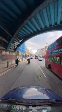 İngiltere 'nin başkenti Londra' nın merkezindeki caddelerde şehir gezintisi. 20 Ocak 2026, Soğuk ve kısmen Bulutlu ve kısmen güneşli bir günde Araba Bağlı Kamera Dikey Görüntüsü Yakalandı.