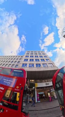 İngiltere 'nin başkenti Londra' nın merkezindeki caddelerde şehir gezintisi. 20 Ocak 2026, Soğuk ve kısmen Bulutlu ve kısmen güneşli bir günde Araba Bağlı Kamera Dikey Görüntüsü Yakalandı.