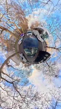 İngiltere 'nin başkenti Londra' nın merkezindeki caddelerde şehir gezintisi. 20 Ocak 2026, Soğuk ve kısmen Bulutlu ve kısmen güneşli bir günde Araba Bağlı Kamera Dikey Görüntüsü Yakalandı.