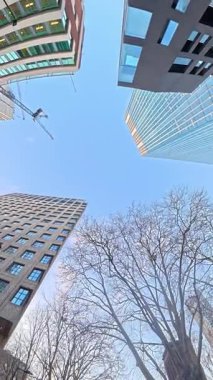 İngiltere 'nin başkenti Londra' nın merkezindeki caddelerde şehir gezintisi. 20 Ocak 2026, Soğuk ve kısmen Bulutlu ve kısmen güneşli bir günde Araba Bağlı Kamera Dikey Görüntüsü Yakalandı.