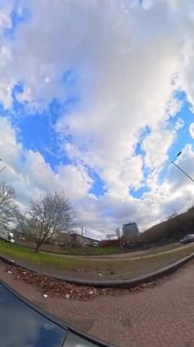 İngiltere 'nin başkenti Londra' nın merkezindeki caddelerde şehir gezintisi. 20 Ocak 2026, Soğuk ve kısmen Bulutlu ve kısmen güneşli bir günde Araba Bağlı Kamera Dikey Görüntüsü Yakalandı.