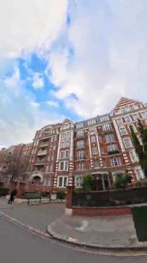 İngiltere 'nin başkenti Londra' nın merkezindeki caddelerde şehir gezintisi. 20 Ocak 2026, Soğuk ve kısmen Bulutlu ve kısmen güneşli bir günde Araba Bağlı Kamera Dikey Görüntüsü Yakalandı.