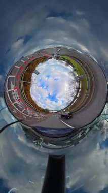 İngiltere 'nin başkenti Londra' nın merkezindeki caddelerde şehir gezintisi. 20 Ocak 2026, Soğuk ve kısmen Bulutlu ve kısmen güneşli bir günde Araba Bağlı Kamera Dikey Görüntüsü Yakalandı.