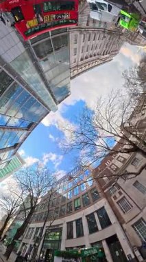 İngiltere 'nin başkenti Londra' nın merkezindeki caddelerde şehir gezintisi. 20 Ocak 2026, Soğuk ve kısmen Bulutlu ve kısmen güneşli bir günde Araba Bağlı Kamera Dikey Görüntüsü Yakalandı.