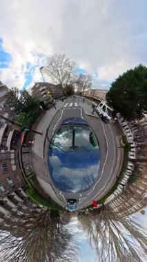 İngiltere 'nin başkenti Londra' nın merkezindeki caddelerde şehir gezintisi. 20 Ocak 2026, Soğuk ve kısmen Bulutlu ve kısmen güneşli bir günde Araba Bağlı Kamera Dikey Görüntüsü Yakalandı.