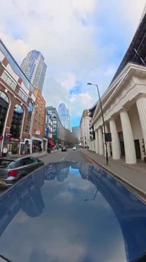 İngiltere 'nin başkenti Londra' nın merkezindeki caddelerde şehir gezintisi. 20 Ocak 2026, Soğuk ve kısmen Bulutlu ve kısmen güneşli bir günde Araba Bağlı Kamera Dikey Görüntüsü Yakalandı.