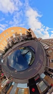 İngiltere 'nin başkenti Londra' nın merkezindeki caddelerde şehir gezintisi. 20 Ocak 2026, Soğuk ve kısmen Bulutlu ve kısmen güneşli bir günde Araba Bağlı Kamera Dikey Görüntüsü Yakalandı.