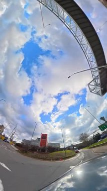 İngiltere 'nin başkenti Londra' nın merkezindeki caddelerde şehir gezintisi. 20 Ocak 2026, Soğuk ve kısmen Bulutlu ve kısmen güneşli bir günde Araba Bağlı Kamera Dikey Görüntüsü Yakalandı.