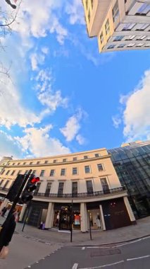 İngiltere 'nin başkenti Londra' nın merkezindeki caddelerde şehir gezintisi. 20 Ocak 2026, Soğuk ve kısmen Bulutlu ve kısmen güneşli bir günde Araba Bağlı Kamera Dikey Görüntüsü Yakalandı.