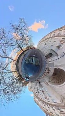 İngiltere 'nin başkenti Londra' nın merkezindeki caddelerde şehir gezintisi. 20 Ocak 2026, Soğuk ve kısmen Bulutlu ve kısmen güneşli bir günde Araba Bağlı Kamera Dikey Görüntüsü Yakalandı.