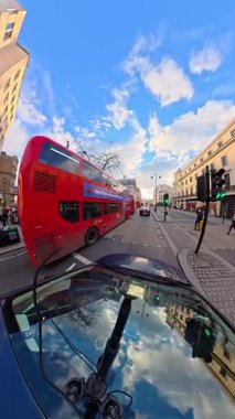 İngiltere 'nin başkenti Londra' nın merkezindeki caddelerde şehir gezintisi. 20 Ocak 2026, Soğuk ve kısmen Bulutlu ve kısmen güneşli bir günde Araba Bağlı Kamera Dikey Görüntüsü Yakalandı.