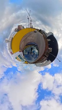 İngiltere 'nin başkenti Londra' nın merkezindeki caddelerde şehir gezintisi. 20 Ocak 2026, Soğuk ve kısmen Bulutlu ve kısmen güneşli bir günde Araba Bağlı Kamera Dikey Görüntüsü Yakalandı.