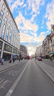 İngiltere 'nin başkenti Londra' nın merkezindeki caddelerde şehir gezintisi. 20 Ocak 2026, Soğuk ve kısmen Bulutlu ve kısmen güneşli bir günde Araba Bağlı Kamera Dikey Görüntüsü Yakalandı.