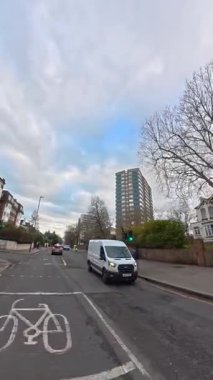 İngiltere 'nin başkenti Londra' nın merkezindeki caddelerde şehir gezintisi. 20 Ocak 2026, Soğuk ve kısmen Bulutlu ve kısmen güneşli bir günde Araba Bağlı Kamera Dikey Görüntüsü Yakalandı.