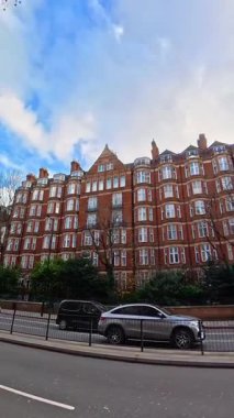 İngiltere 'nin başkenti Londra' nın merkezindeki caddelerde şehir gezintisi. 20 Ocak 2026, Soğuk ve kısmen Bulutlu ve kısmen güneşli bir günde Araba Bağlı Kamera Dikey Görüntüsü Yakalandı.