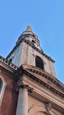 İngiltere 'nin başkenti Londra' nın merkezindeki caddelerde şehir gezintisi. 20 Ocak 2026, Soğuk ve kısmen Bulutlu ve kısmen güneşli bir günde Araba Bağlı Kamera Dikey Görüntüsü Yakalandı.