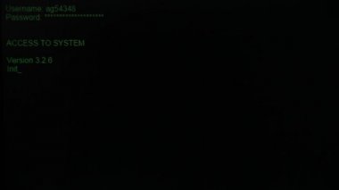 Kaynak kodu, şifre çözme ve hacker bilgisayar ekranda tarafından verilen erişim.