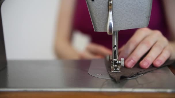 Mujer cosiendo una máquina de coser. Vista frontal — Vídeos de Stock