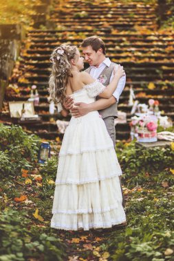 Gelin ve Damat Düğün dekor tarafından çevrili taş basamaklar yakınındaki sarılma