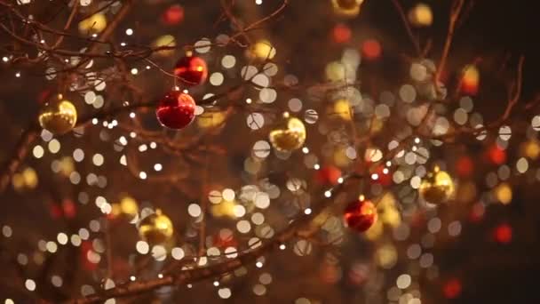 Bola de Navidad balanceándose en el viento. Borrosa Bokeh Fondo de vacaciones . — Vídeo de stock