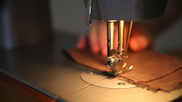Швейная машина крупным планом — стоковое видео