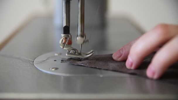 Женщины шьют коричневый лен швейной машинкой — стоковое видео
