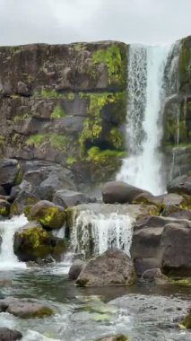 Thingvellir İzlanda Şelalesi ve Rocky Arazi arka planı. Yüksek kalite 4k görüntü