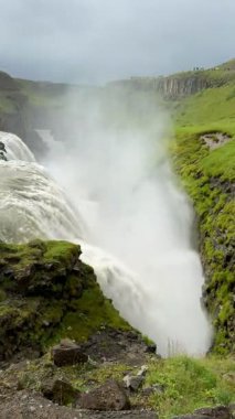 Kükreyen Gullfoss Şelalesi İzlanda doğa arka planı. Yüksek kalite 4k görüntü