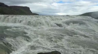 Kükreyen Gullfoss Şelalesi İzlanda doğa arka planı. Yüksek kalite 4k görüntü