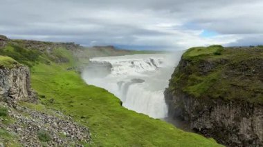 İzlanda 'daki güçlü Gullfoss Şelalesi. Yüksek kalite 4k görüntü