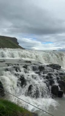 Gullfoss Şelalesi 'nin güçlü şelaleleri. Yüksek kalite 4k görüntü