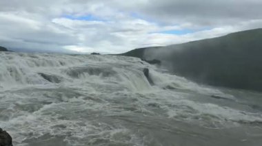 Kükreyen Gullfoss Şelalesi İzlanda doğa arka planı. Yüksek kalite 4k görüntü