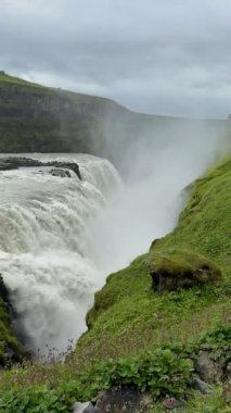Foggy İzlanda 'da Kükreyen Gullfoss Şelalesi. Yüksek kalite 4k görüntü