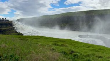 İzlanda 'daki güçlü Gullfoss Şelalesi. Yüksek kalite 4k görüntü