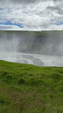 Kükreyen Gullfoss Şelalesi İzlanda doğa arka planı. Yüksek kalite 4k görüntü