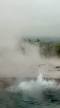 Kaynayan Jeotermal Havuz Buhar Kapağı Arkaplanı. Yüksek kalite 4k görüntü