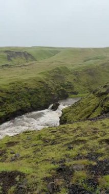 İzlanda Yeşil Tepeleri ve Vahşi Nehir Akışı. Yüksek kalite 4k görüntü