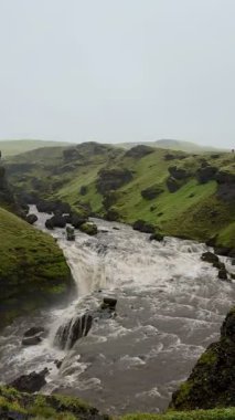 Yeşil Tepeler 'den İzlanda Nehri Torrent' e. Yüksek kalite 4k görüntü