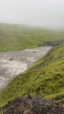 Skogafoss Şelalesi, İzlanda Puslu Uçurumu. Yüksek kalite 4k görüntü