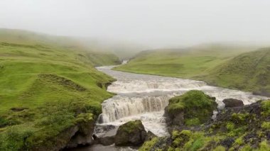İzlanda Green Hills ve Wild River Flownature arka planı. Yüksek kalite 4k görüntü